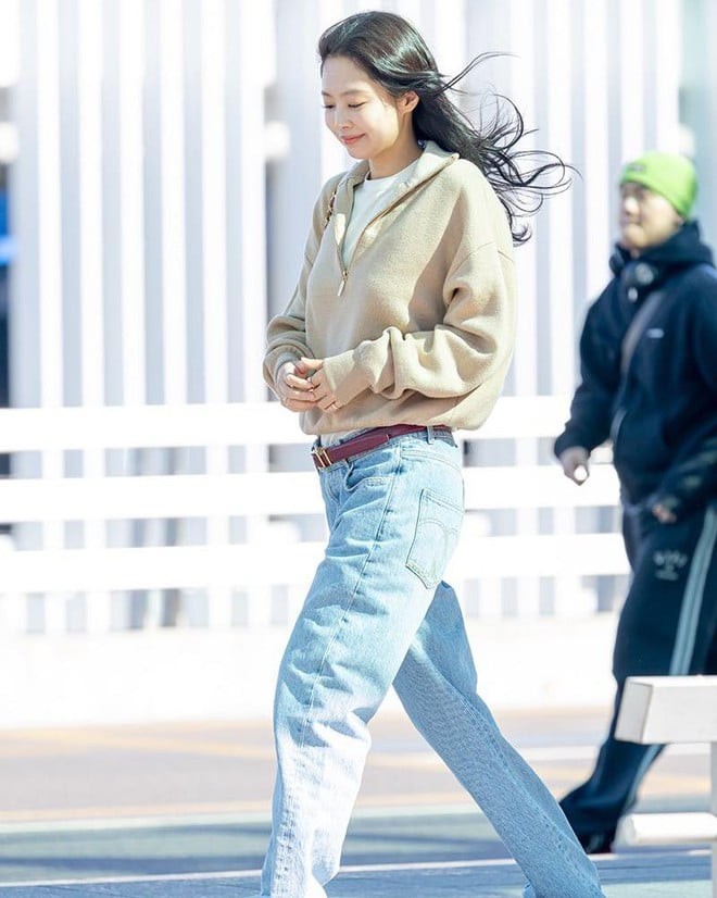 Phong cách của đầu thập niên 2000 đang được nhiều người trẻ tìm lại và tái hiện trong cách ăn mặc hiện đại.