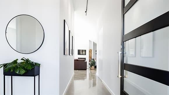 Một trong những kiêng kỵ quan trọng là không đặt cửa chính nhìn thẳng vào nhà vệ sinh.