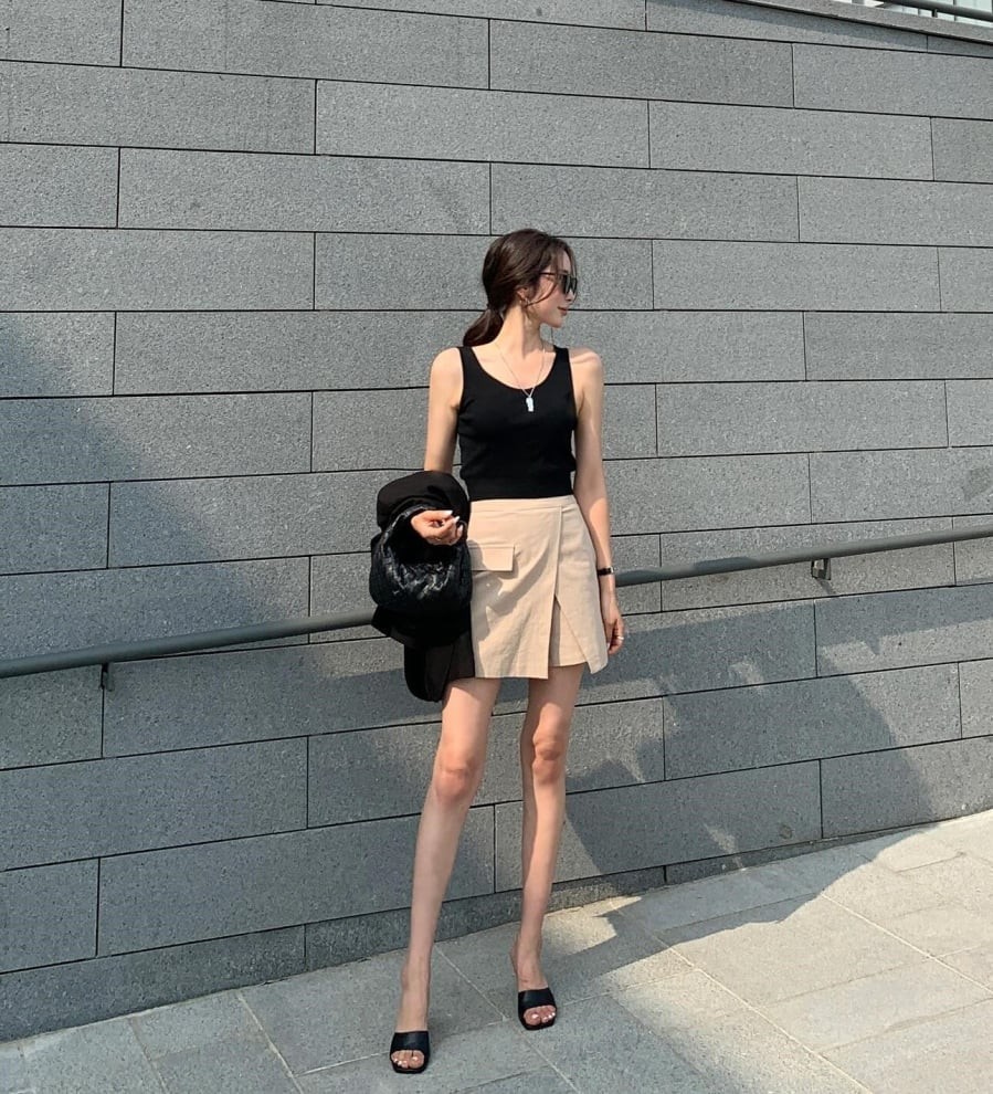  Các mẫu chân váy chữ A, váy tennis hoặc váy denim thường được lựa chọn nhiều vì dễ mặc và phù hợp với nhiều dáng người.