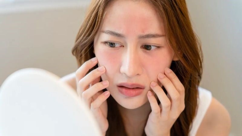 Theo Christine Hall, việc làm sạch da không phải là lựa chọn tùy ý mà là bước thiết yếu trong chăm sóc da hằng ngày.