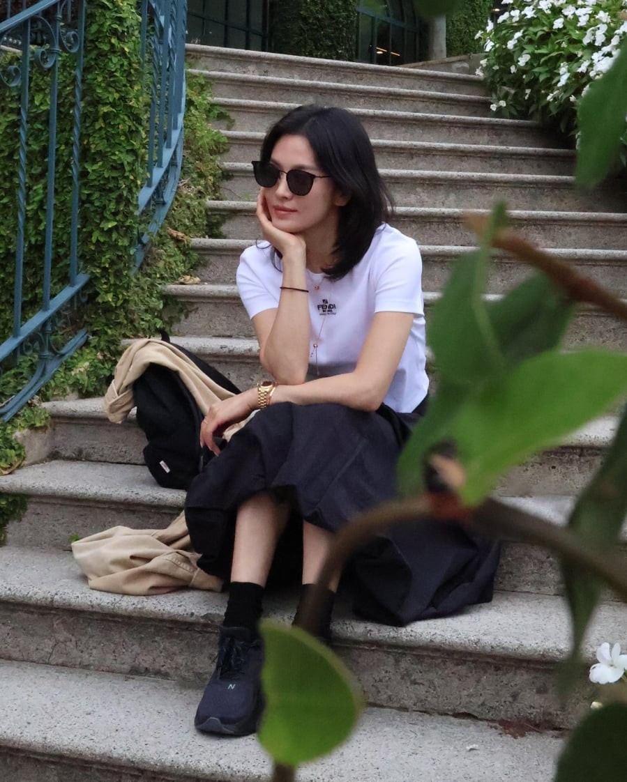 Gam màu này có khả năng “thu gọn” thị giác, giúp vóc dáng trông thon gọn hơn, đồng thời dễ dàng che đi những khuyết điểm ở phần thân dưới.