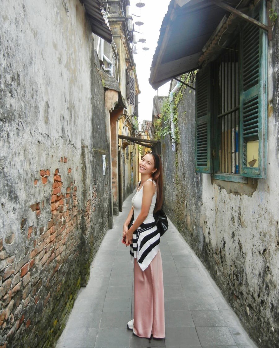 Chất liệu mềm, rủ tự nhiên giúp tổng thể trở nên uyển chuyển và thanh thoát, mang lại cảm giác tinh tế mà không cần quá cầu kỳ trong cách phối.