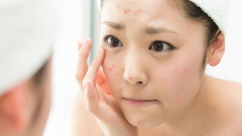 Khi da bị “bít kín”, các hoạt chất như chất chống oxy hóa hay retinoid khó phát huy tác dụng, từ đó làm chậm quá trình phục hồi tự nhiên.