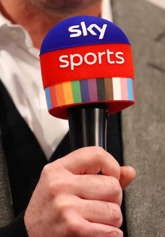 Microphone của Sky Sports tại một buổi họp báo quyền Anh.