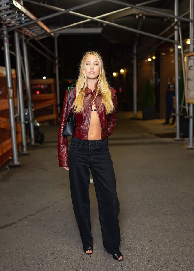 Sự thoải mái trong phom dáng cũng giúp thiết kế này phù hợp với phong cách everyday style, có thể kết hợp với nhiều loại áo khác nhau từ áo phông, áo croptop cho đến áo sơ mi.