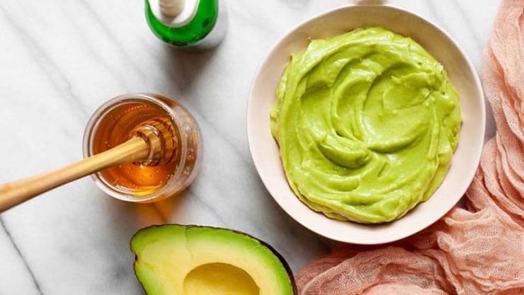 Bơ là nguyên liệu giàu dưỡng chất với hàm lượng cao acid béo và các vitamin A, E, D, giúp làm mềm lớp da sần sùi và cải thiện độ đàn hồi. 