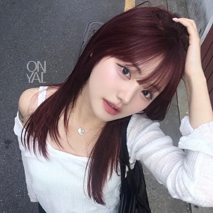 Khi ở trong nhà, màu tóc mang vẻ tinh tế và không quá nổi bật, nhưng dưới ánh sáng tự nhiên sẽ ánh lên sắc đỏ nhẹ, giúp diện mạo trở nên cuốn hút hơn.