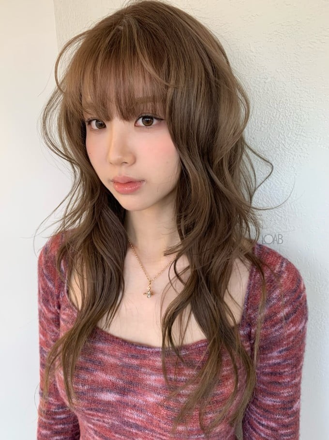 Tông màu này mang lại cảm giác ấm áp, nhẹ nhàng và không quá nổi bật, rất phù hợp với môi trường công sở.