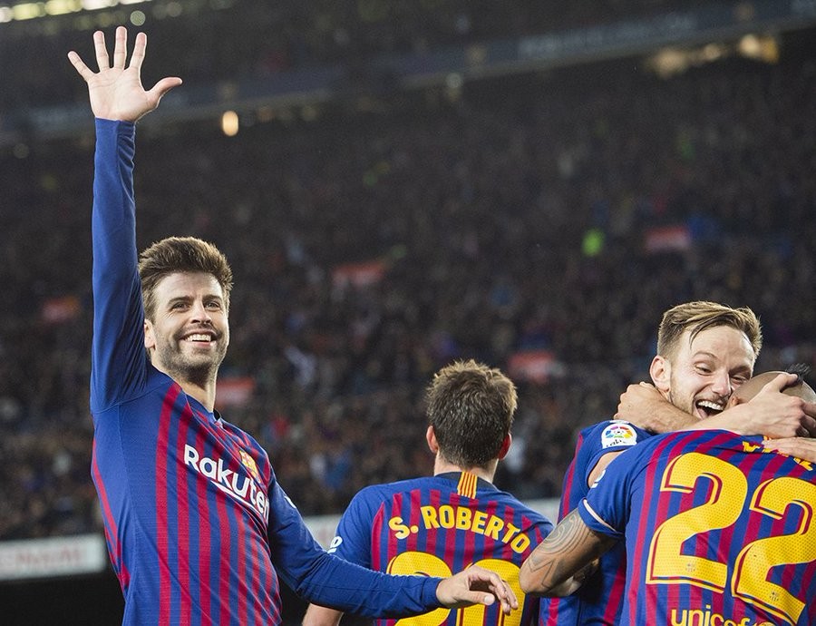 Khoảnh khắc Pique giơ tay năm ngón tại Camp Nou.