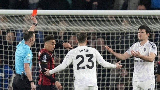 Maguire nhận thẻ đỏ.