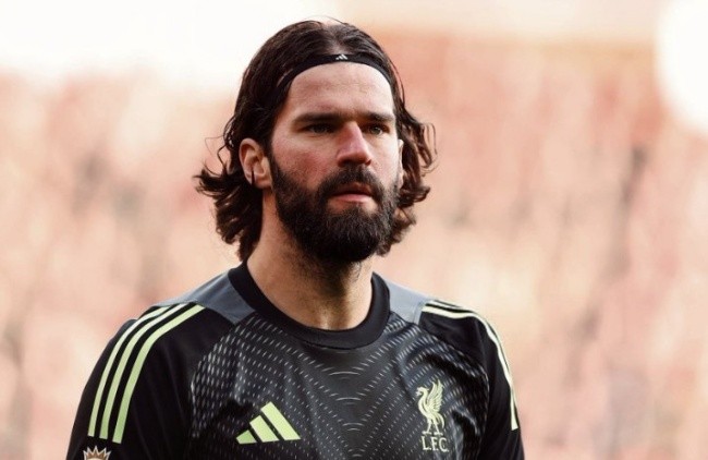 Alisson dính chấn thương.