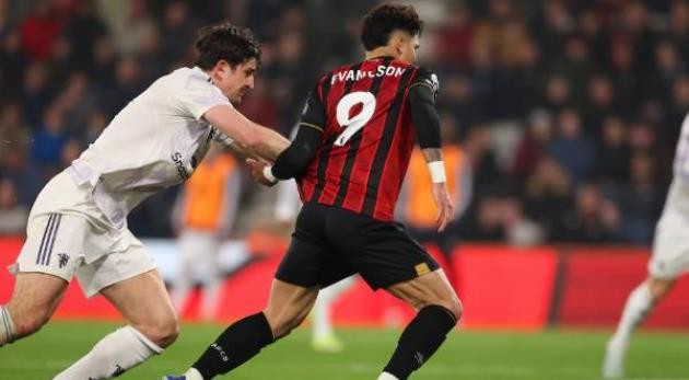 Tình huống dẫn đến quả phạt đền mà MU phải chịu.