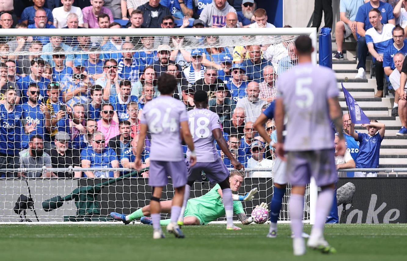 Jordan Pickford là chốt chặn đáng tin cậy của Everton.