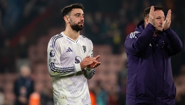 Bruno Fernandes bất bình với trọng tài và VAR.