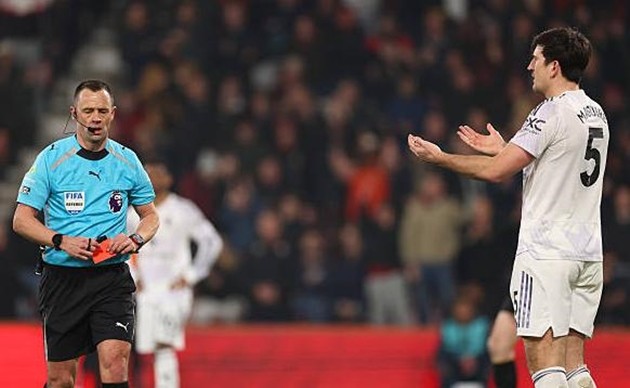 Tấm thẻ đỏ của Harry Maguire khiến Manchester United gặp khó.