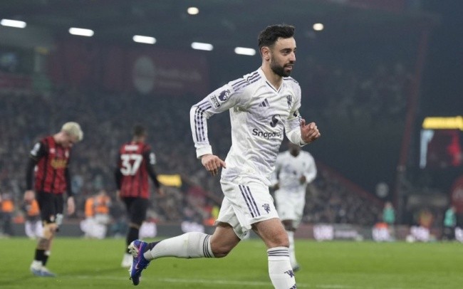 Fernandes ghi bàn cho MU.