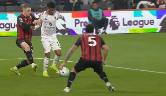 Tình huống Amad Diallo bị phạm lỗi trong vòng cấm Bournemouth.