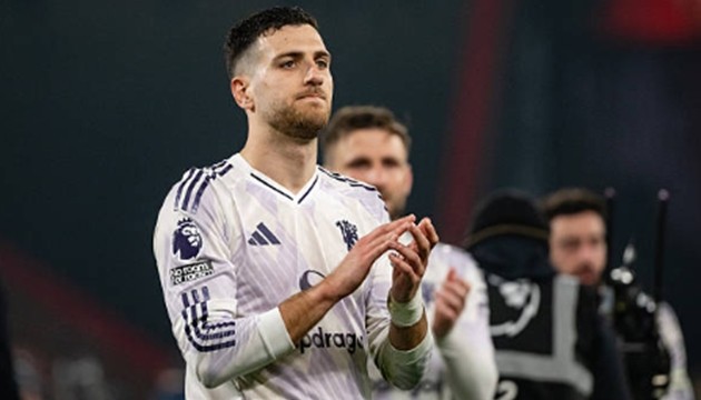 Hậu vệ phải: Diogo Dalot (6.7 điểm) Hậu vệ người Bồ Đào Nha đóng góp tích cực vào lối chơi chung bằng những tình huống dâng cao hỗ trợ tấn công đầy năng nổ. Tuy nhiên, màn trình diễn của Dalot vẫn còn những vết gợn với hai pha xử lý thiếu chuẩn xác: một cú dứt điểm đi chệch mục tiêu và một tình huống để mất bóng nguy hiểm bên phần sân nhà, đặt hàng thủ vào thế báo động.