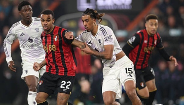 Trung vệ: Leny Yoro (6.4 điểm) Yoro đã thi đấu khá điềm tĩnh và chắc chắn trong phần lớn thời gian trận đấu, góp phần hạn chế sức ép từ các chân sút chủ nhà. Sai sót đáng kể duy nhất của trung vệ này là tình huống để Adrien Truffert vượt qua tương đối dễ dàng trong một pha bóng tấn công biên, dẫn đến tình huống nguy hiểm cho khung thành của Lammens.