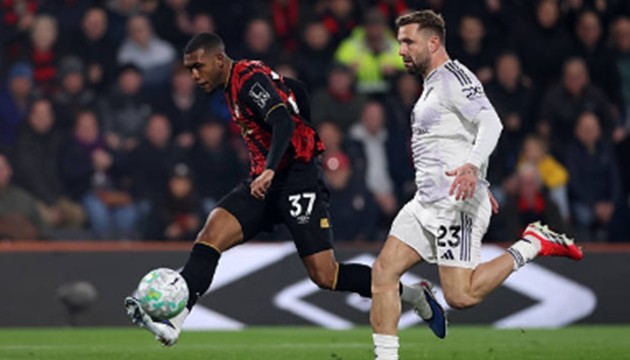 Hậu vệ trái: Luke Shaw (6.8 điểm) Shaw chủ yếu phải tập trung cho mặt trận phòng ngự khi liên tục bị thử thách bởi tốc độ và sự lắt léo của Rayan bên phía Bournemouth. Dù có một vài thời điểm rơi vào thế bị động, nhìn chung cựu cầu thủ Southampton vẫn hoàn thành tốt nhiệm vụ bọc lót và ngăn chặn các đợt lên bóng ở hành lang cánh.