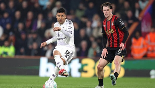 Tiền vệ trung tâm: Casemiro (6.3 điểm) Tấm thẻ vàng sớm ngay trong hiệp một sau pha kéo người với Marcus Tavernier đã ảnh hưởng đáng kể đến tâm lý thi đấu của tiền vệ người Brazil. Casemiro không còn duy trì được sự quyết liệt và sức mạnh thường thấy trong các pha tranh chấp tay đôi, khiến khả năng đánh chặn từ xa của Man Utd bị giảm sút.