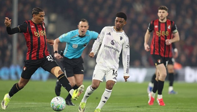 Tiền vệ cánh phải: Amad Diallo (6.6 điểm) Amad là mũi khoan nguy hiểm nhất trên hàng công Quỷ đỏ với những pha đi bóng lắt léo và đầy đột biến. Tuy nhiên, tiền đạo người Bờ Biển Ngà lại thiếu đi sự điềm tĩnh cần thiết ở những khoảnh khắc quyết định, tiêu biểu là tình huống mất tập trung sau đường kiến tạo dọn cỗ của Matheus Cunha.