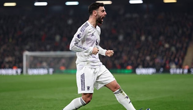Tiền vệ công: Bruno Fernandes (7.6 điểm) Đội trưởng của Man Utd tiếp tục khẳng định vai trò linh hồn trong lối chơi. Dù không ở trạng thái bùng nổ nhất, Bruno vẫn ghi dấu giày vào cả hai bàn thắng: thực hiện thành công quả phạt đền mở tỷ số và tung ra cú treo bóng khó chịu dẫn đến bàn phản lưới của James Hill. Anh là người duy nhất luôn tìm cách tạo ra đột biến trong bối cảnh đội nhà bế tắc.