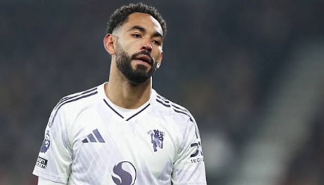 Tiền vệ cánh trái: Matheus Cunha (6.6 điểm) Cunha liên tục khuấy đảo hành lang cánh trái bằng kỹ thuật và sự lanh lẹ của mình. Anh chính là người mang về quả phạt đền cho Fernandes ở phút 60 sau pha thoát đi dũng mãnh buộc hậu vệ đối phương phải phạm lỗi. Tiền đạo này bị rút ra nghỉ ở phút 82 nhằm nhường chỗ cho các phương án phòng ngự sau khi Maguire bị đuổi.