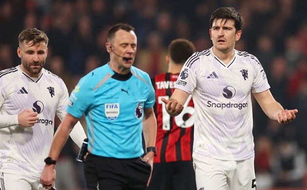 Maguire bất bình vì tấm thẻ đỏ.