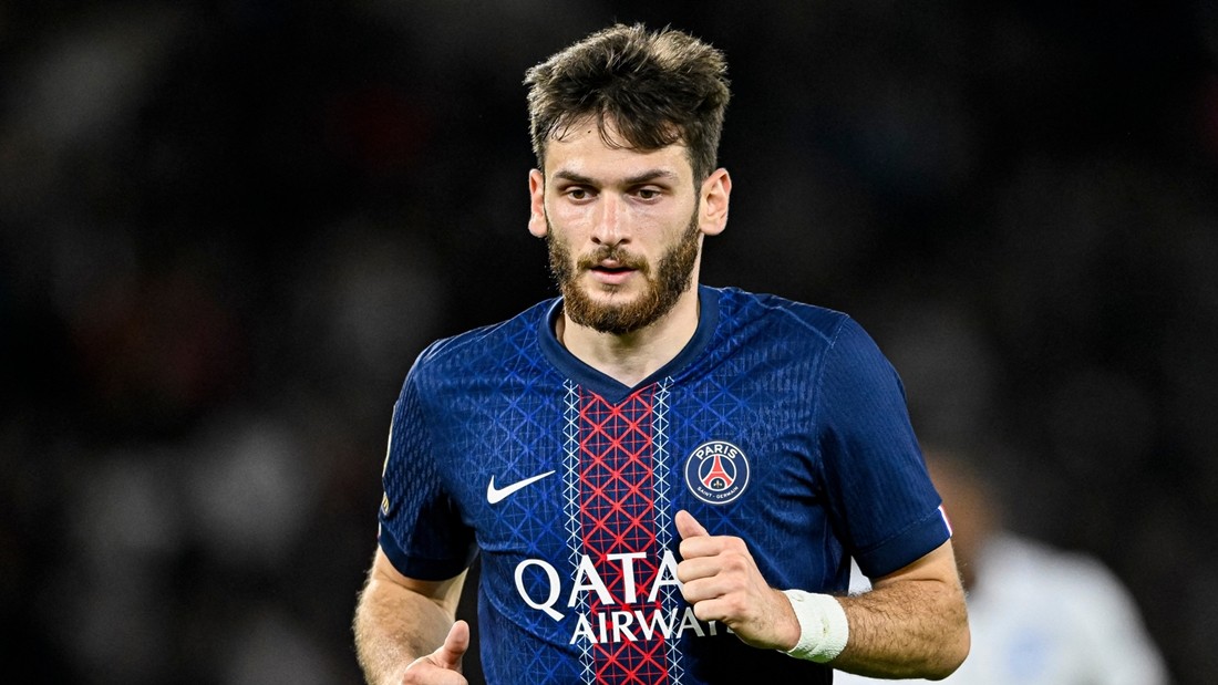 Khvicha Kvaratskhelia khó chia tay PSG hè này.
