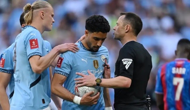 Haaland từ chối đá phạt đền trước Palace.