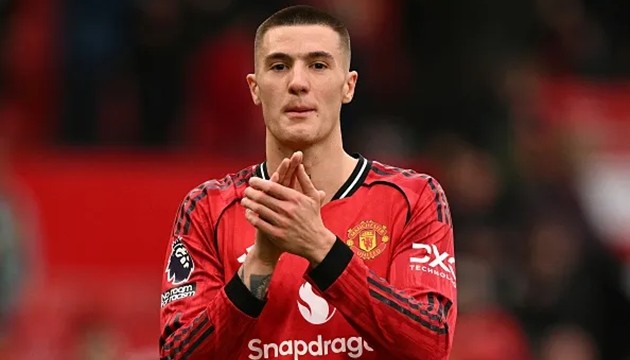 Rio Ferdinand tin Benjamin Sesko xứng đáng được trao thêm cơ hội đá chính.