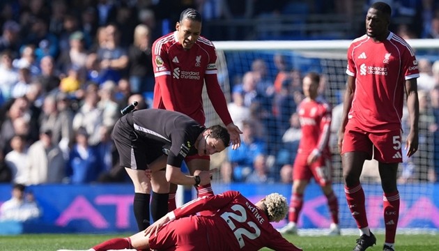 Hugo Ekitike nằm sân đau đớn.