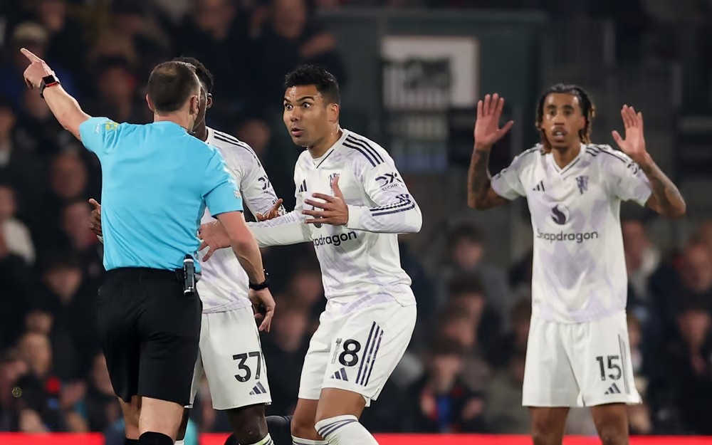 Man Utd không hài lòng với quyết định của tổ trọng tài trong trận hòa Bournemouth.