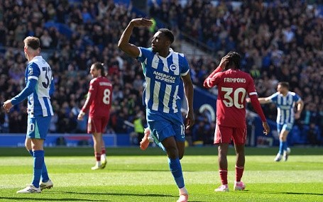 Welbeck khiến Liverpool ôm hận.