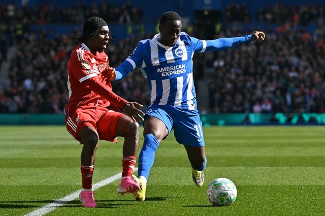 Minteh được cho xứng đáng nhận thẻ vàng thứ hai.