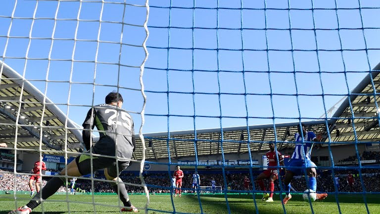 Giorgi Mamardashvili (6,4): Chuyền hỏng tai hại trong tình huống dàn xếp dẫn đến bàn mở tỷ số của Welbeck. Sự cẩu thả trong khâu xử lý bóng bằng chân của Mamardashvili đã khiến đội nhà phải trả giá đắt.