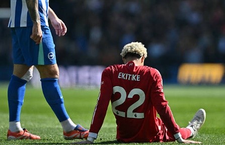 Ekitike rời sân sớm.