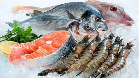 Hải sản là nhóm thực phẩm có nguy cơ chứa vi nhựa do môi trường biển ô nhiễm.