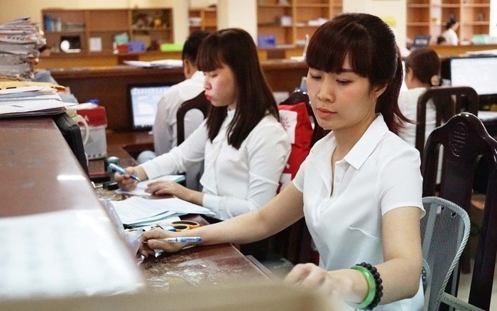 Người làm các công việc theo chế độ hợp đồng lao động theo Nghị định 111/2022/NĐ-CP hoặc có thỏa thuận trong hợp đồng lao động áp dụng xếp lương theo Nghị định 204/2004/NĐ-CP.

