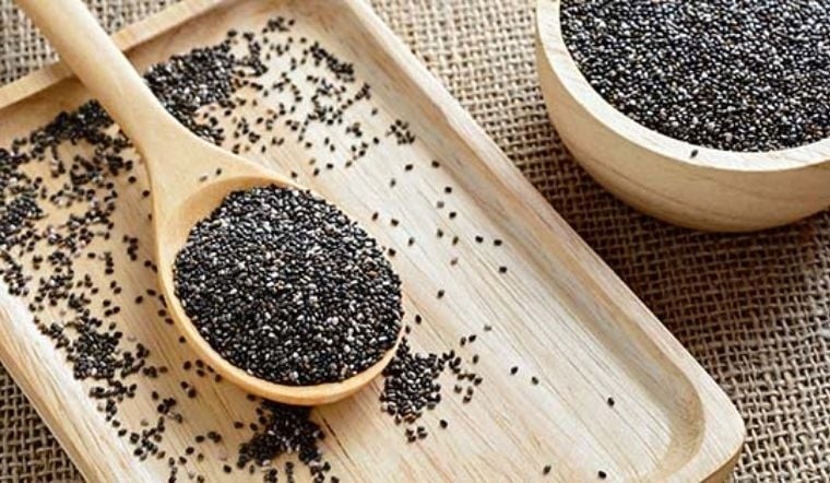 Nhờ kết cấu dạng gel sau khi ngâm, hạt chia có thể được sử dụng trong một số công thức chăm sóc da đơn giản tại nhà. 