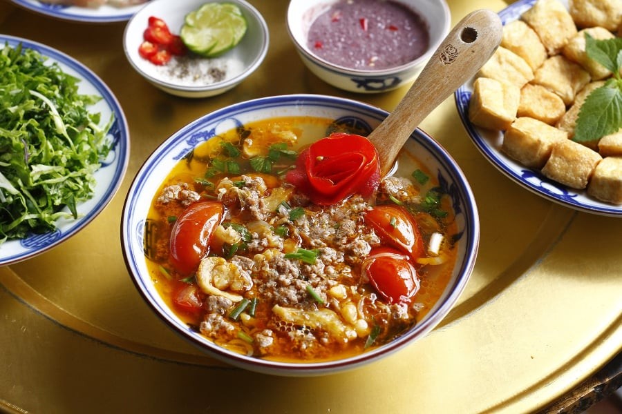 Khi trộn, chỉ khuấy nhẹ tay để tránh tạo bọt, giúp riêu sau khi nấu có kết cấu mịn và đẹp hơn.