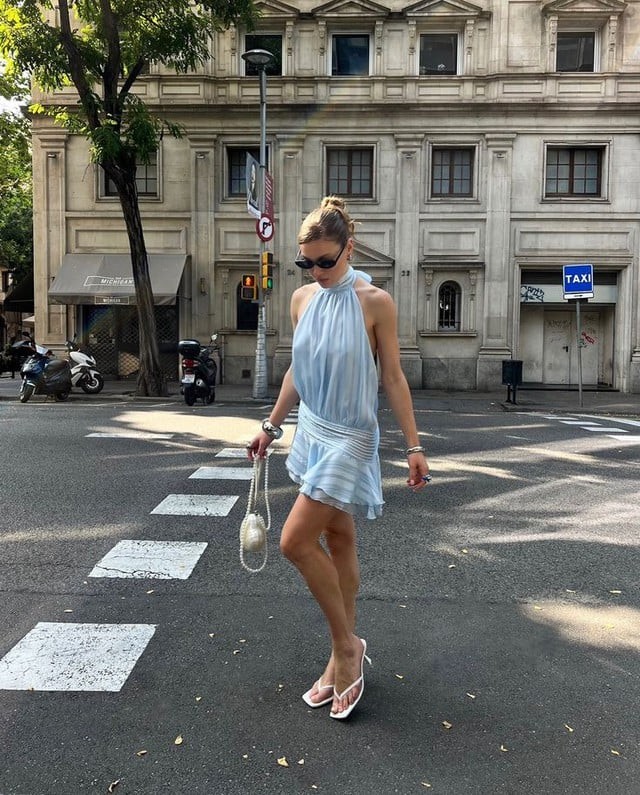 Sắc xanh này nằm giữa ranh giới của sự thanh thoát và hiện đại, giúp tổng thể trang phục trở nên tinh tế mà không cần quá nhiều chi tiết cầu kỳ.