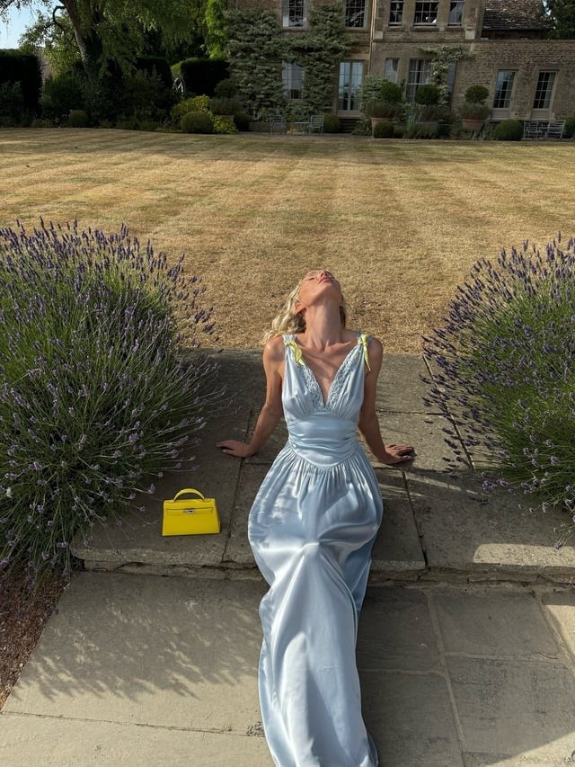 Đây là lựa chọn giúp thể hiện gu thẩm mỹ mà không cần dựa vào quá nhiều chi tiết phức tạp.