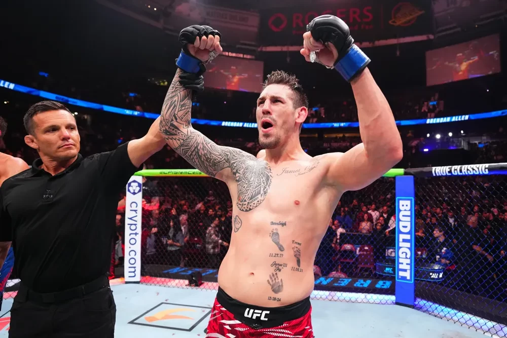 Brendan Allen ăn mừng chiến thắng TKO trước Reinier de Ridder tại UFC Fight Night ở Vancouver.