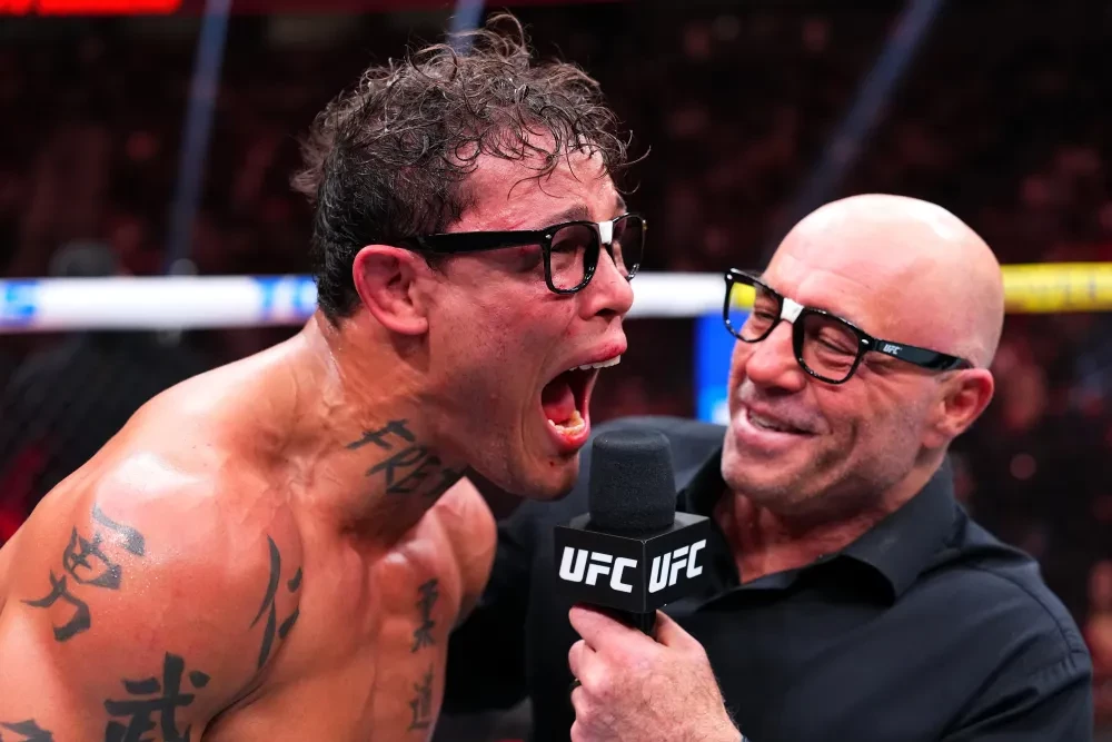 Caio Borralho ăn mừng chiến thắng trước Reinier de Ridder tại UFC 326.