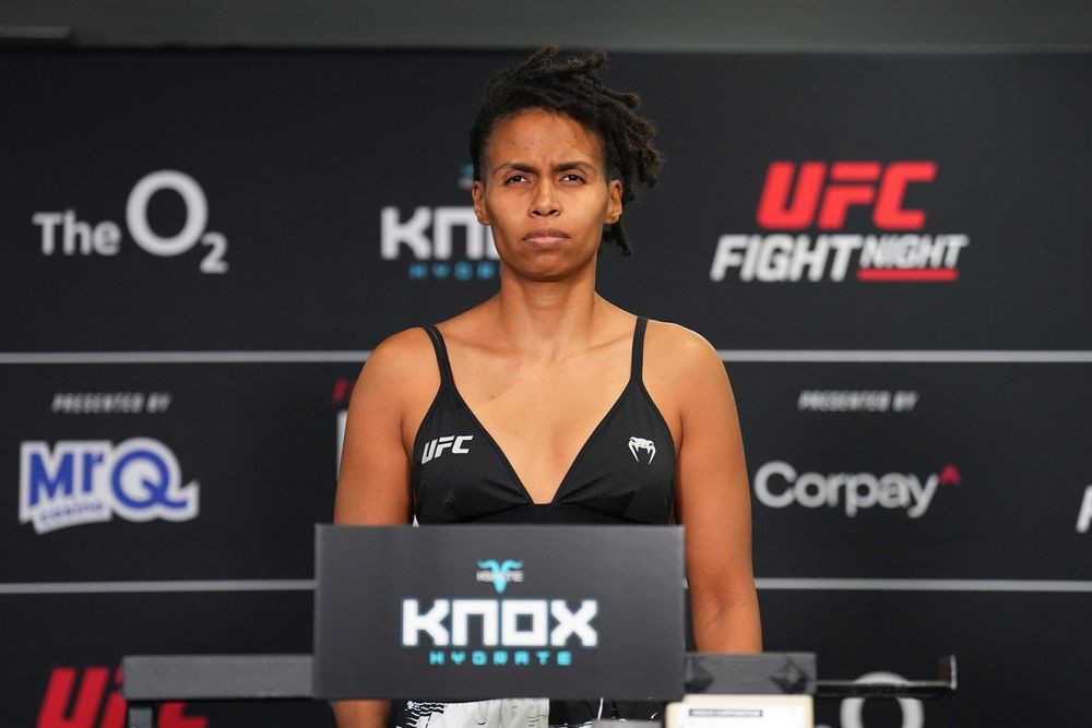 Luana Carolina trên bàn cân tại sự kiện UFC London