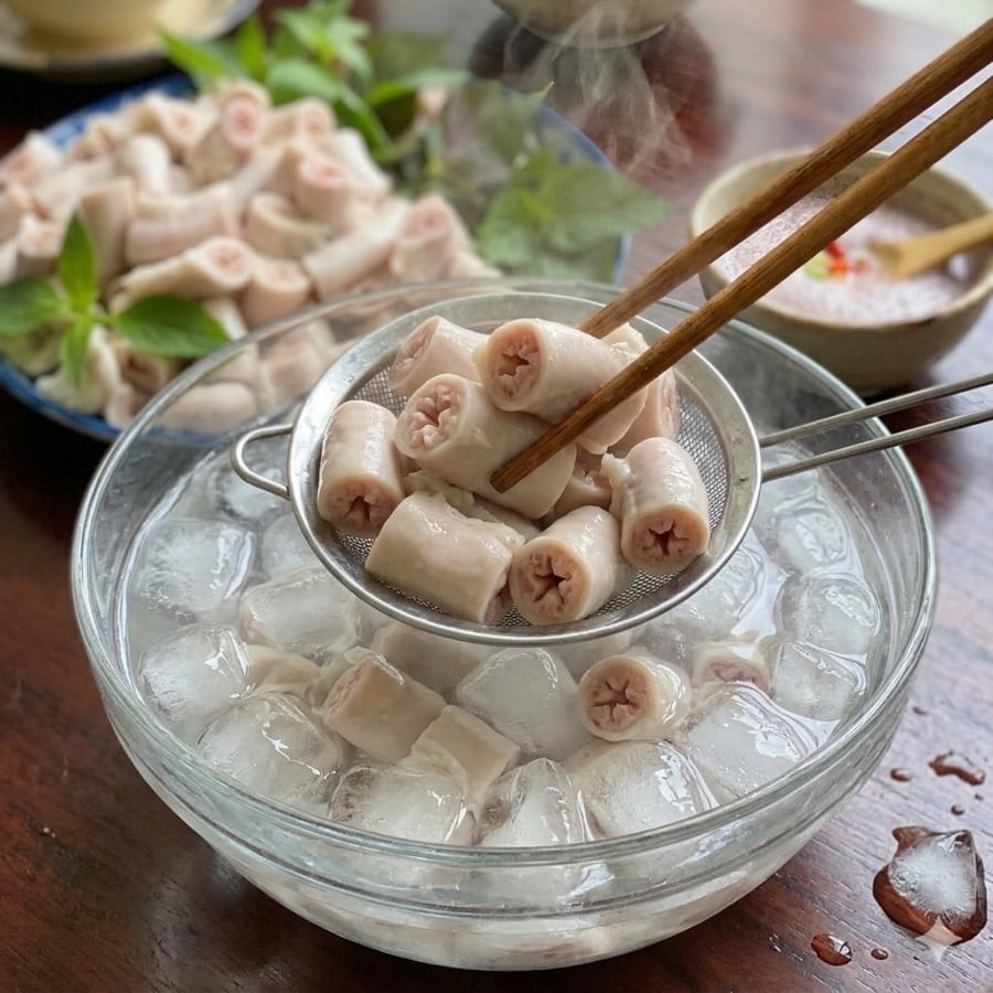 Bước “sốc nhiệt” sau khi luộc giúp lòng giữ độ giòn sần sật và màu trắng đẹp mắt.