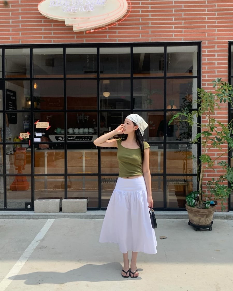  Các kiểu chân váy chữ A hoặc midi bay nhẹ đặc biệt được ưa chuộng vì tạo hiệu ứng mềm mại khi di chuyển.