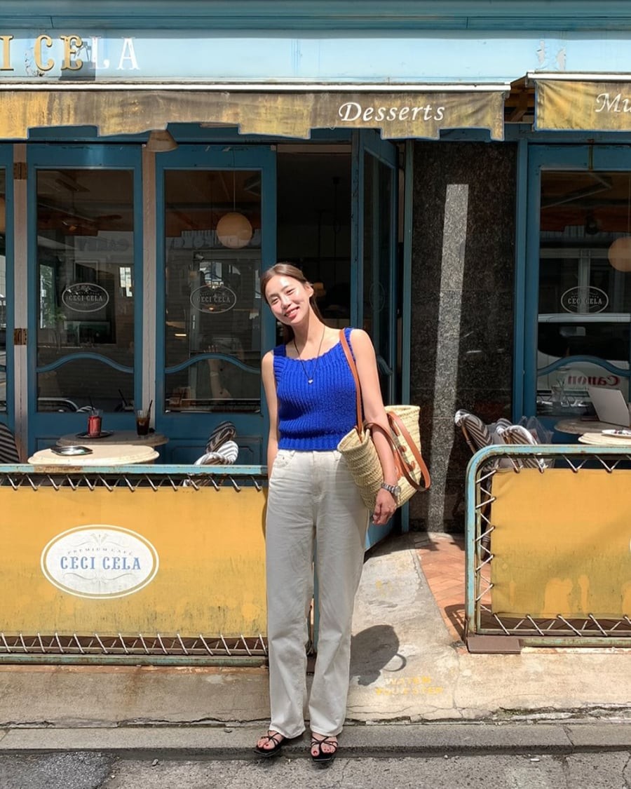  Quần trắng khá linh hoạt khi kết hợp trang phục. Một chiếc áo thun trơn, áo tank top hoặc sơ mi màu sáng đều có thể tạo nên tổng thể hài hòa.